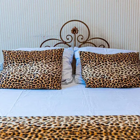 на копеника 12, біля палацу потоцьких