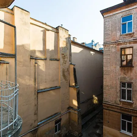 на копеника 12, біля палацу потоцьких