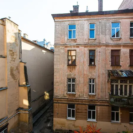 на копеника 12, біля палацу потоцьких Львов